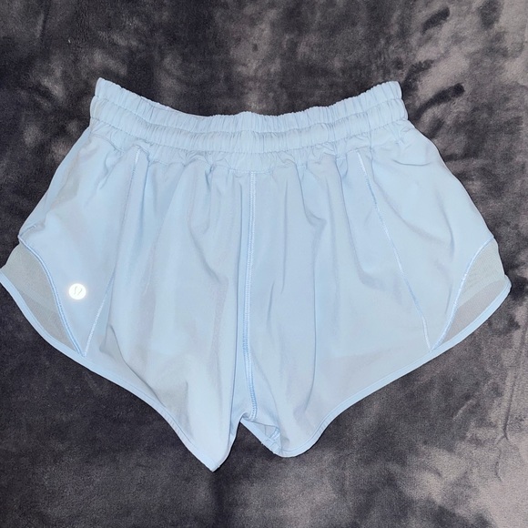 ❌SOLD❌Lululemon Hotty Hot 2.5” lined shorts - Picture 2 of 5